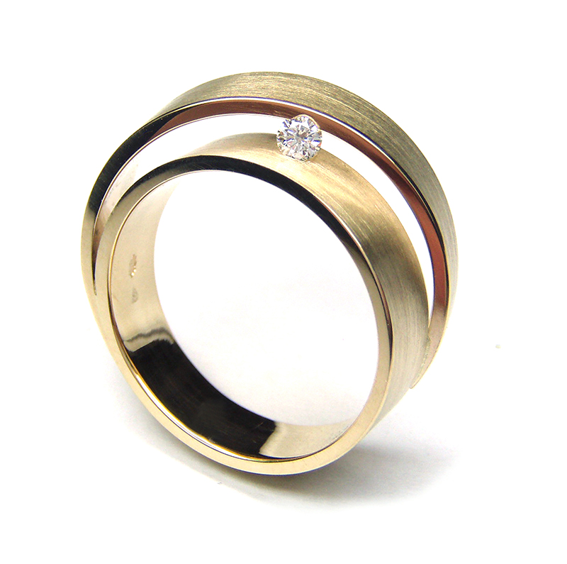 Een 14 krt geelgouden damesring Cardillac model Violet met een diamant briljant geslepen 0.06ct TW SI.